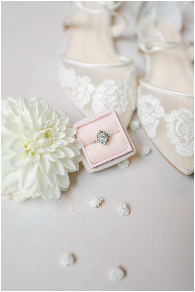 rusticmainebarnweddinginpittstonmainebyrachelcampbellphotography