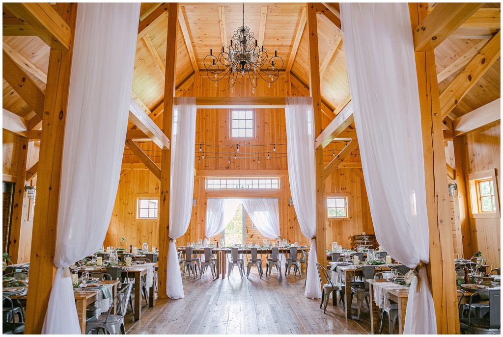 rusticmainebarnweddinginpittstonmainebyrachelcampbellphotography