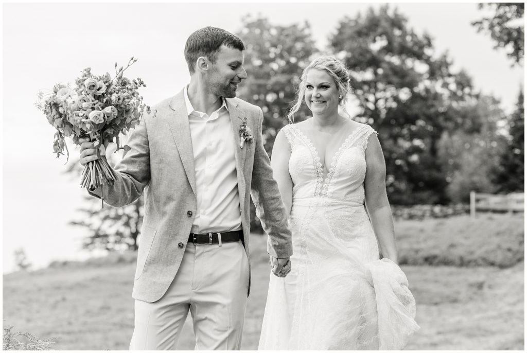 rusticmainebarnweddinginpittstonmainebyrachelcampbellphotography