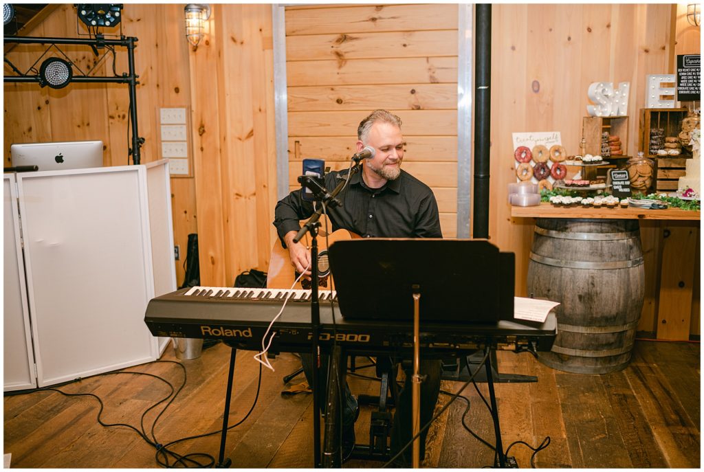 rusticmainebarnweddinginpittstonmainebyrachelcampbellphotography