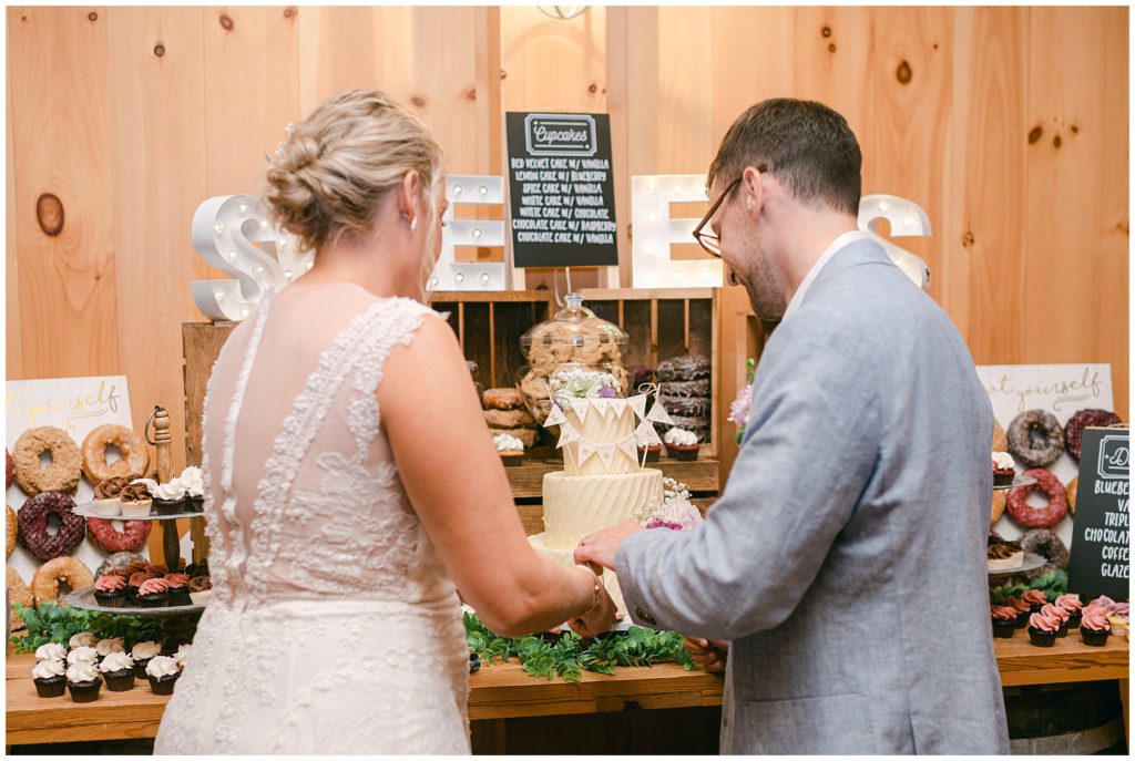 rusticmainebarnweddinginpittstonmainebyrachelcampbellphotography