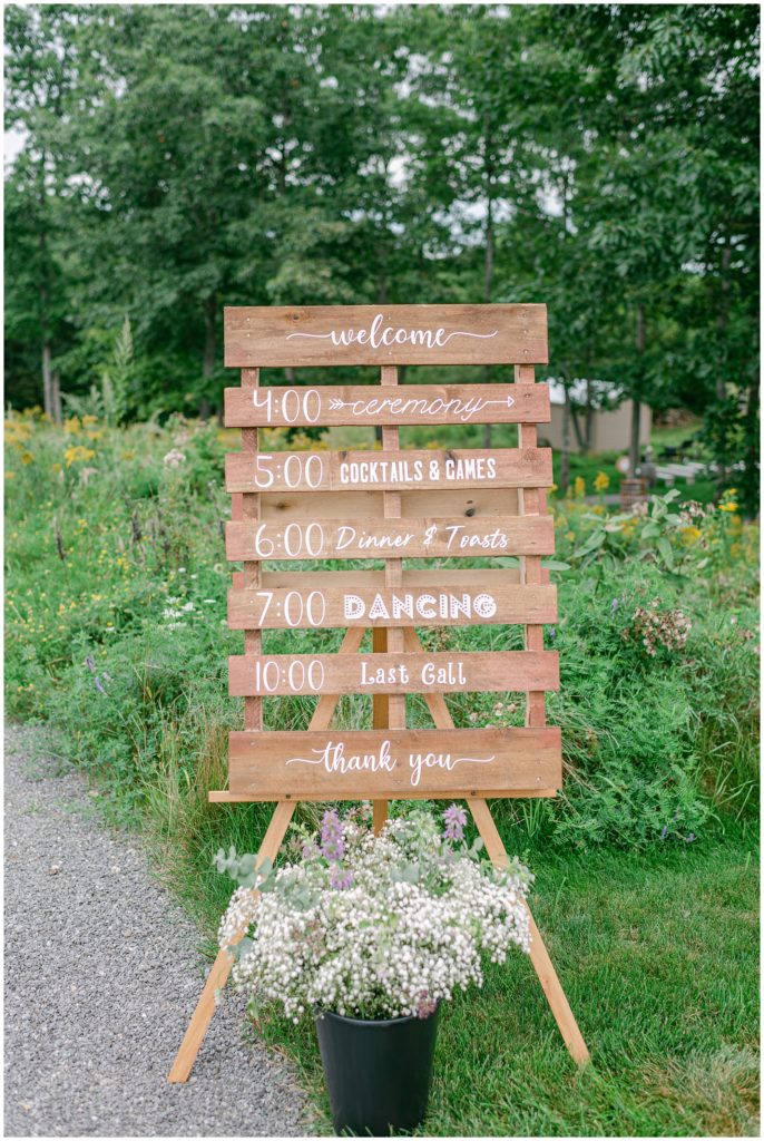 rusticmainebarnweddinginpittstonmainebyrachelcampbellphotography